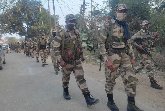 अर्द्धसैनिक बल के जवानों ने किया रूट मार्च