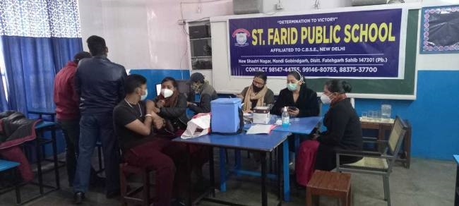 संत फरीद पब्लिक स्कूल के 200 छात्रों को लगाई वैक्सीन