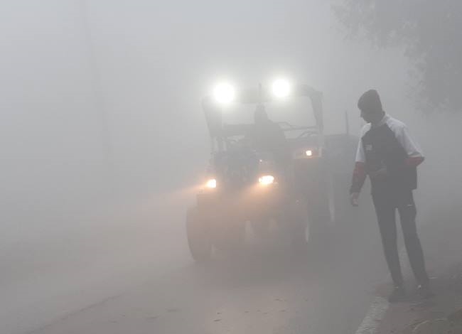 घने कोहरे और सर्द हवाओं से जनजीवन अस्त-व्यस्त
