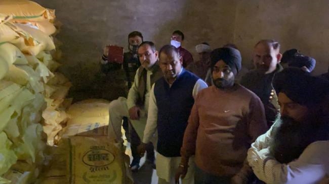 किसान नेताओं ने छापा मार गोदाम से पकड़ा खाद, बिल नहीं होने का आरोप