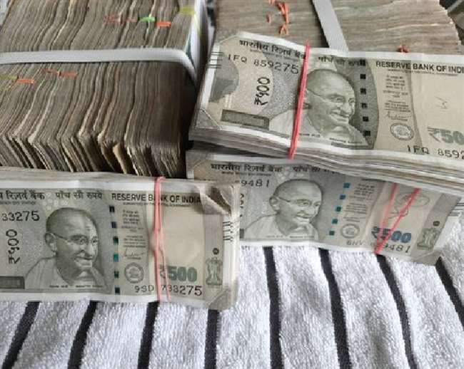 बांदा में बोलेरो से आठ लाख रुपये बरामद, गाड़ी में लगा था भाजपा का झंडा