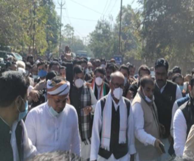 Digvijaya Singh Protest: मप्र में शिवराज के आवास के पास दिग्विजय ने दिया धरना, कमलनाथ भी हुए शामिल