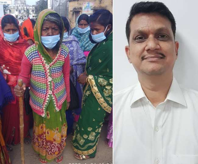 भूमिहीन परिवारों के उत्सव वाले दिन वृद्धा को नंगे पैर देख चौंके डीएम, बोले-हे मां! पहले चप्पल को पहन लो