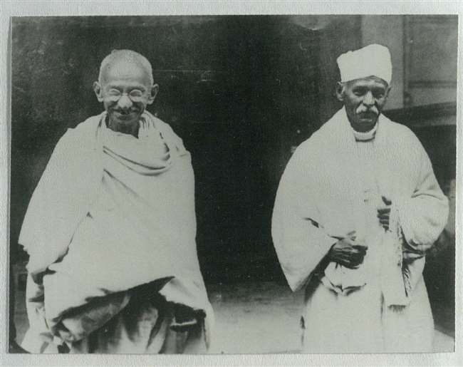 बीएचयू के सिंहद्वार पर अंग्रेजी में लिखा बनारस हिंदू विश्वविद्यालय अखर गया महात्मा गांधी को