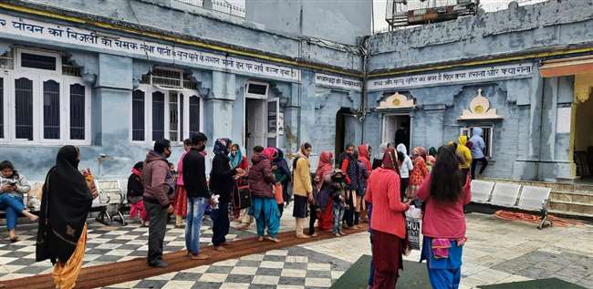 मां बज्रेश्वरी के दरबार में घृत मंडल का मक्खन बंट रहा प्रसाद के रूप में