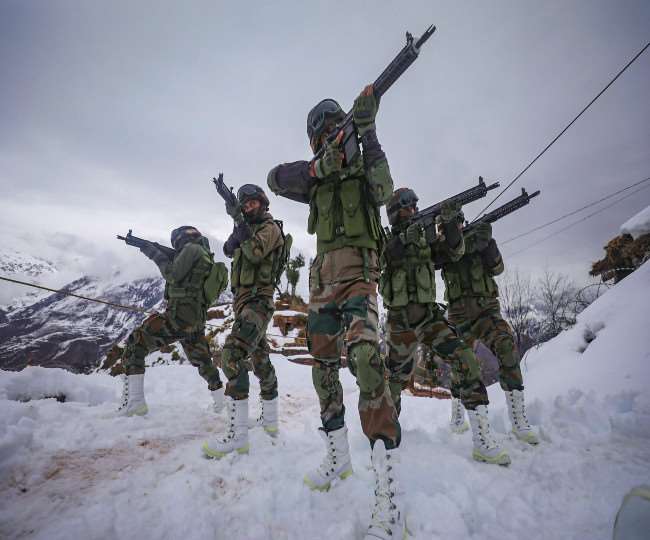 जम्मू कश्मीर : एलओसी पर घुटनों तक जमी बर्फ में भारतीय सेना के जवानों का हौसला हिमालय से भी ऊंचा