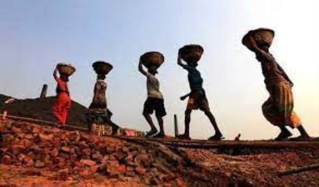 कोरोना संक्रमण के खतरों से लड़ने की जिद संग ग्रामीण मजदूर कर रहे खुद का रोजगार
