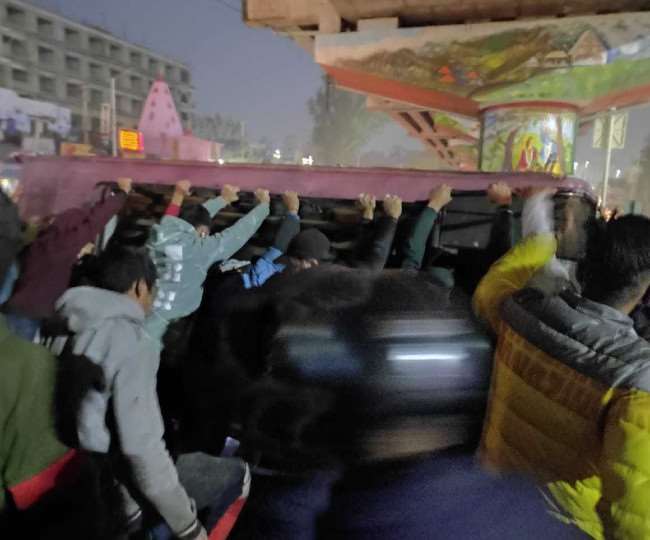 जम्मू : बिक्रम चौक में पलटी बेकाबू मिनीबस, तीन यात्री घायल