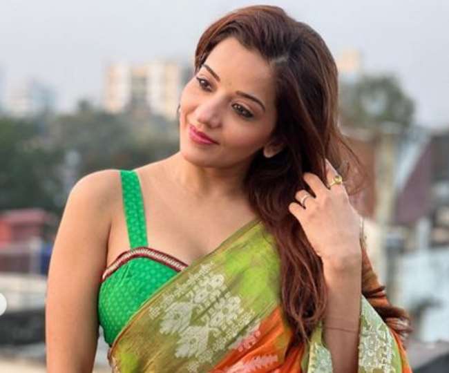 भोजपुरी एक्ट्रेस मोनालिसा ने डीप नेक क्रॉप टॉप के साथ पहनी इतनी छोटी पैंट, यूजर ने कहा - 'उफ्फ ये दूसरी तस्वीर...'