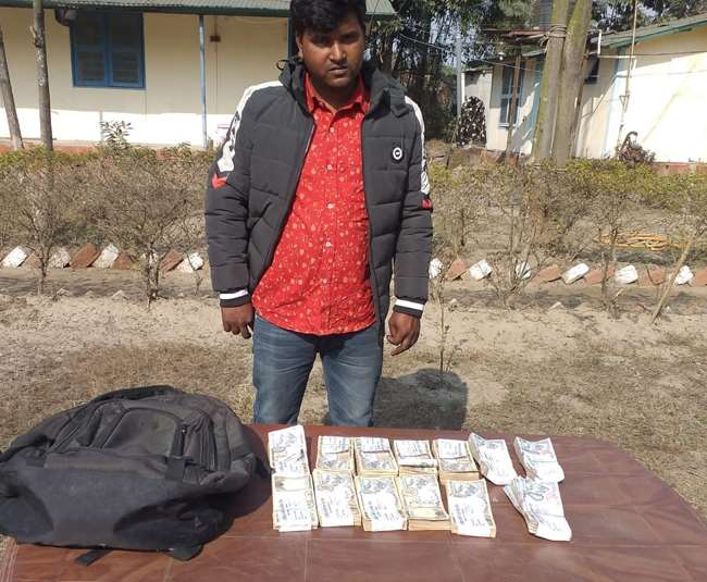 भारत-नेपाल सीमा पर बड़ी कार्रवाई, आठ लाख नेपाली मुद्रा व 56 चीनी मोबाइल के साथ दो तस्कर गिरफ्तार