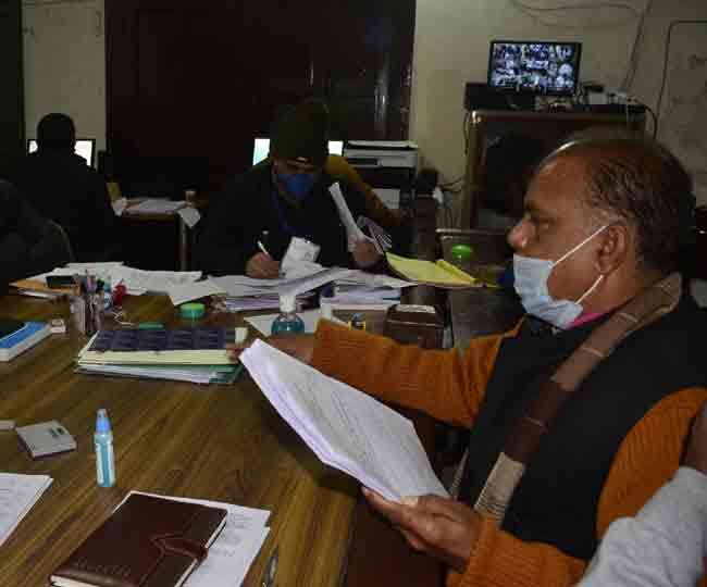 Uttarakhand Election 2022: उत्तराखंड में पहले दिन 416 नामांकन पत्रों की बिक्री, छह ने किया नामांकन