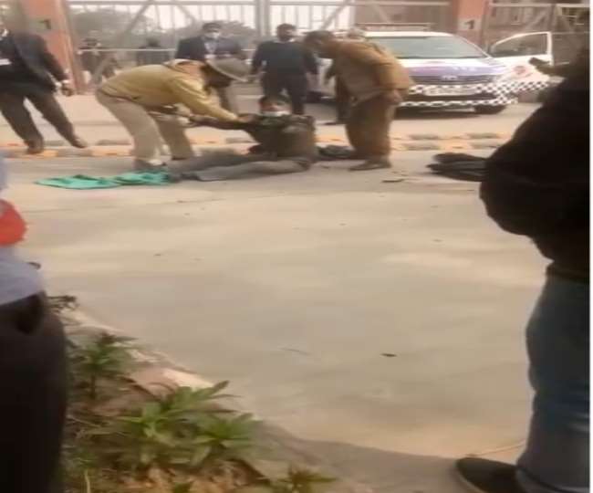 सुप्रीम कोर्ट की नई बिल्डिंग के गेट पर अधेड़ ने लगाई खुद को आग, आत्महत्या की कोशिश