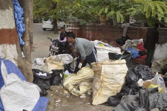 निस्तारण की जगह बायोमेडिकल कचरे में ढूंढ़ते 'कमाई'