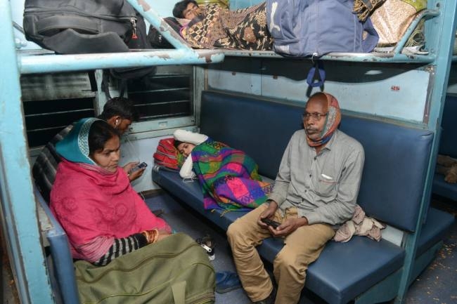 कालिंदी एक्सप्रेस में विस्फोट, छत उड़ी