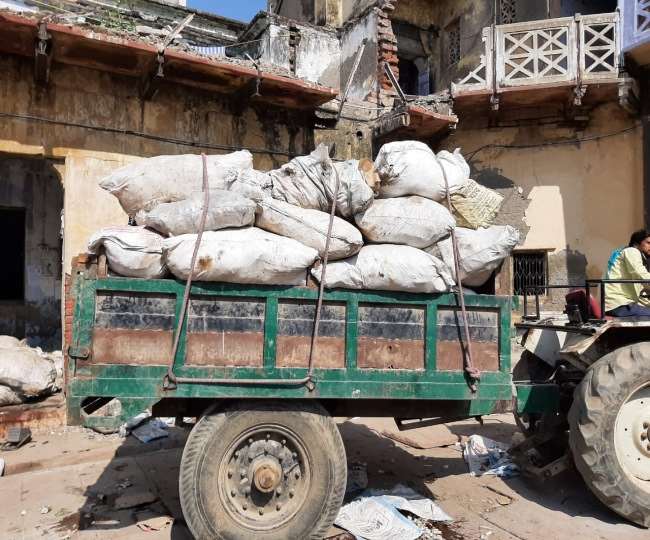 Illegal Drug Business: आगरा में नष्ट कराई गईं 150 बोरी नकली और सैंपल की दवाइयां