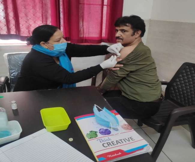 ये दूरी है गैरजरूरी, जानिये कौन आगे नहीं आ रहा इंजेक्शन लगवाने, इनके बॉस लगवा चुके टीका