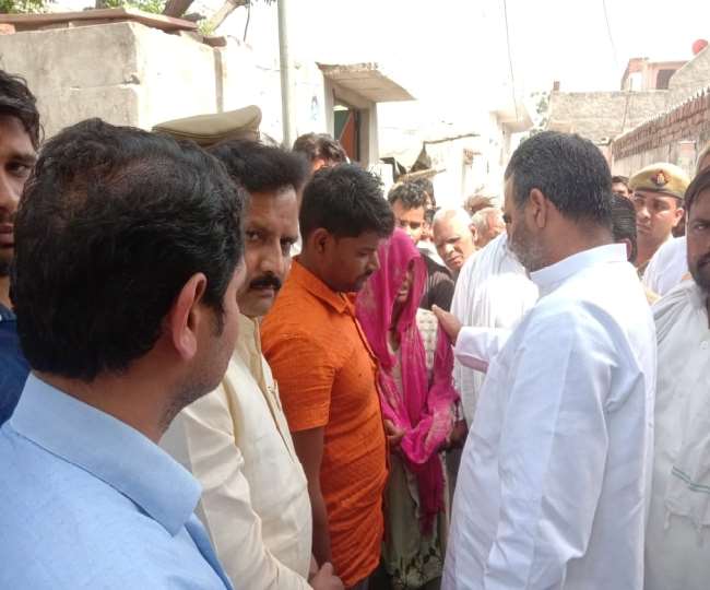 मुजफ्फरनगर: स्वजन ने पल्ला फैलाकर मासूम के हत्यारोपितों के लिए मांगी फांसी, भावुक हुए बालियान