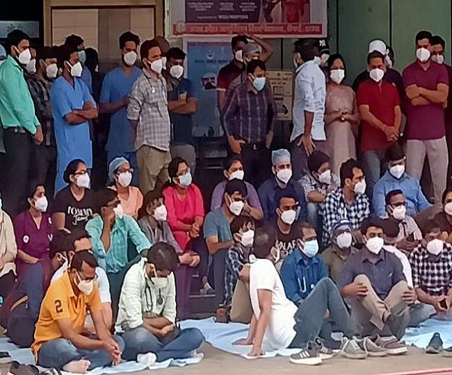 पीपीई किट, ग्लब्स न फेस मास्क... इन आरोपों के साथ सैफई विश्वविद्यालय में हड़ताल पर बैठे Junior doctors