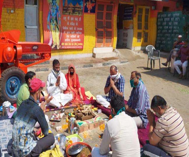 चंडीगढ़ की गोशाला में रामनवमी पर किया हवन, कंजकों को बांटे सेनिटाइजर और मास्क