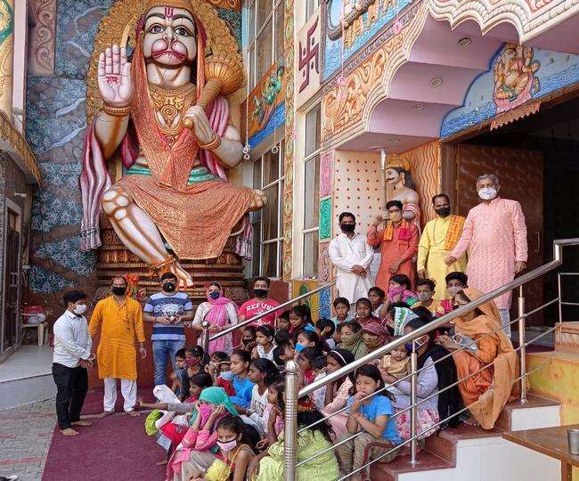 मोहाली में लॉकडाउन को ठेंगा, मंदिरों में उमड़ी लोगों की भीड़, पुलिस और प्रशासन बेपरवाह
