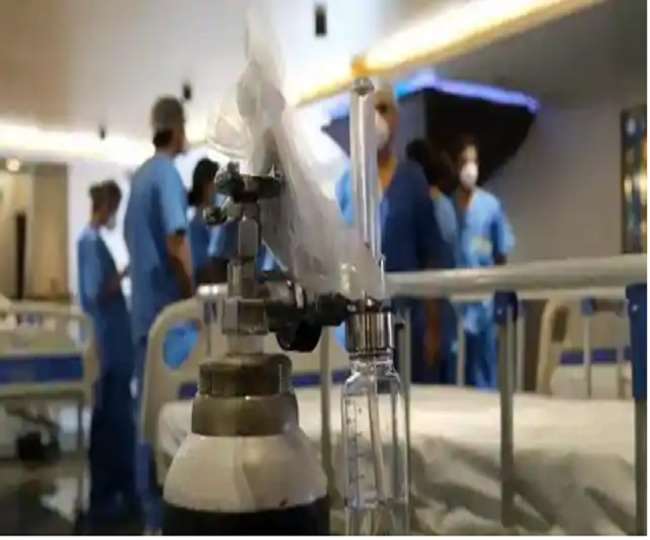 Oxygen Crisis in UP: उत्तर प्रदेश में सांसों पर गहरा संकट, ऑक्सीजन का आपातकाल; लखनऊ के साथ अन्य महानगरों में लोग परेशान