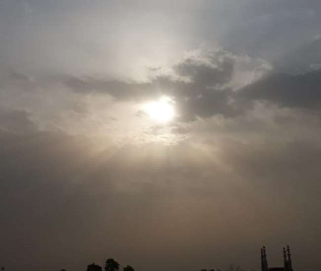 Aligarh Weather Forecast : मौसम ने बदला मिजाज, आसमान में बादलों ने डाला डेरा, लोगों को मिली राहत Aligarh news
