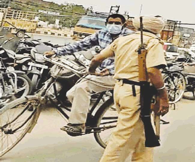 पुलिसकर्मी : तैनू खंग लगी होई आ, चल कोरोना टेस्ट करवा लै, साइकिल सवार : रख लै तू साइकिल बोलकर भाग गया