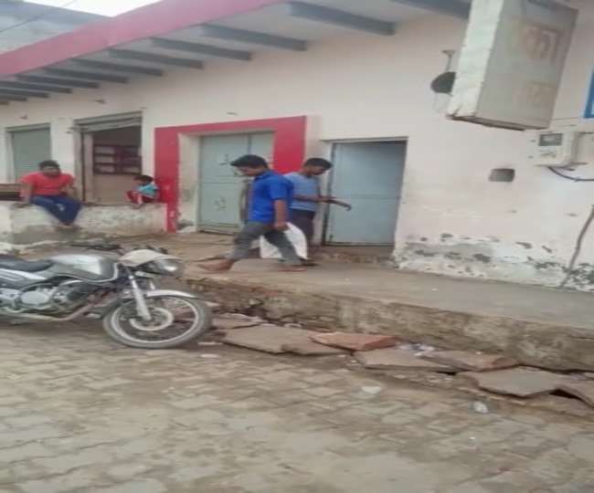 Wine Shop in Agra: आगरा में ठेके संचालक विभाग को ठेंगा दिखा बेच रहे चौबीस घंटे शराब, वीडियो वायरल
