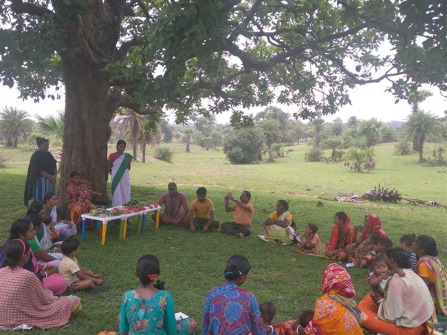 पोषक क्षेत्र के बच्चों का मुंह जुठी कराया