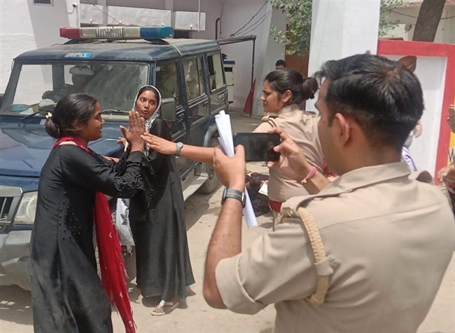 गोतस्करी के आरोपितों के स्वजन का थाने में हंगामा, पुलिस से धक्का-मुक्की