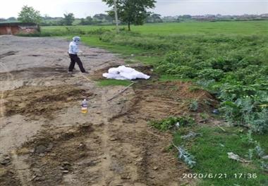 पूरे दिन एक दूसरे पर डालते रहे जिम्मेवारी, शाम पांच बजे जलाए गए पीपीई किट