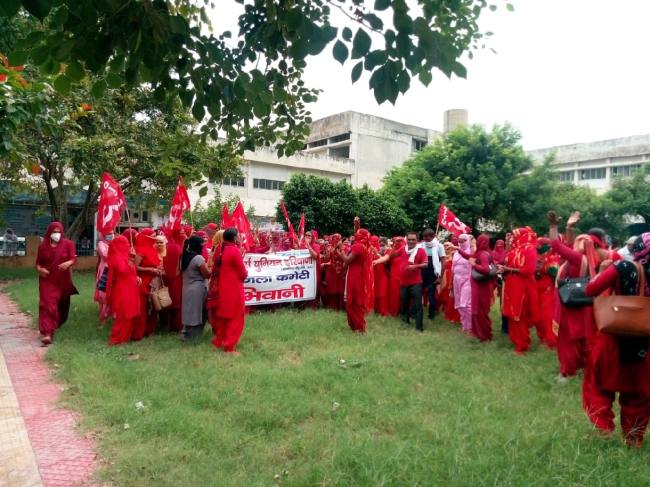 आशा वर्कर्स ने विधायक घनश्याम के पीए को दिया ज्ञापन