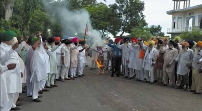 किसानों ने डीएसपी का जलाया पुतला