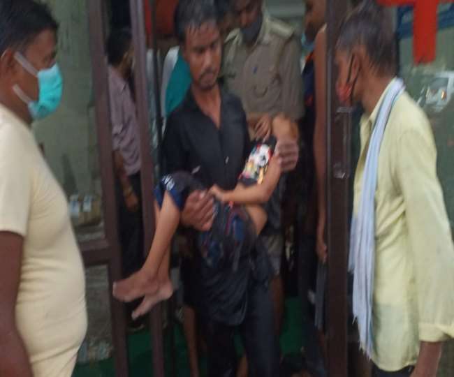 Rescue of Girl: आधे घंटे की बारिश में पांच साल की बच्ची बह गई नाले में, आगरा पुलिस ने निकाली, तब तक मौत