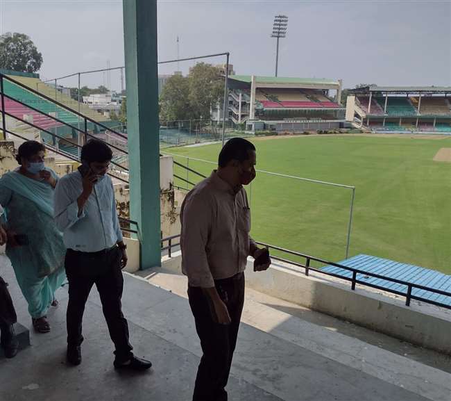 India Vs Newzeland Match : ग्रीनपार्क में मंडलायुक्त और नगर आयुक्त ने देखी व्यवस्था, तैयारियाें को लेकर दिए निर्देश