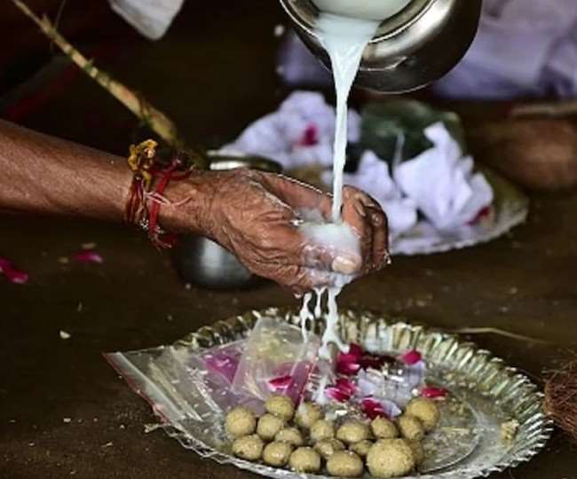 Pitru Paksha 2021: धर्म शास्त्र व पुराणों में वर्णित है पितृपक्ष का महत्व, श्राद्ध करने से मिलती है मन को शांति
