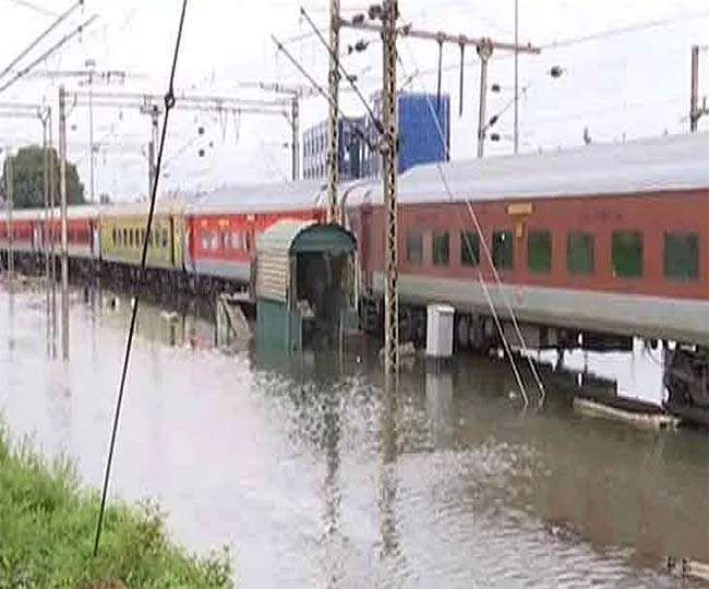 West Bengal में भारी बारिश से डूबी रेल पटरियां, हावड़ा रूट की दर्जनों ट्रेनें प्रभावित; लंबी दूरी की गाड़ियों के समय में बदलाव