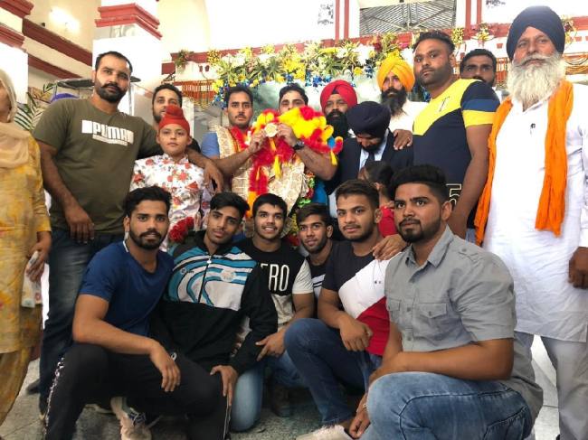 गोल्ड कप विजेता बीर पहलवान को किया सम्मानित