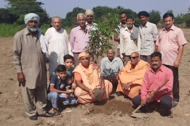श्री अद्वैत स्वरूप संन्यास आश्रम खदावर में पौधारोपण