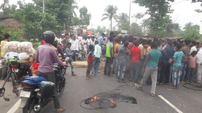 राशि से वंचित छात्र-छात्राओं ने एनएच को जाम कर किया प्रदर्शन