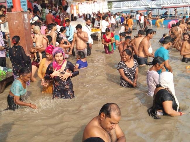 मुसीबत की लहरों में भी नहीं डिगी आस्था, लगाए गोते