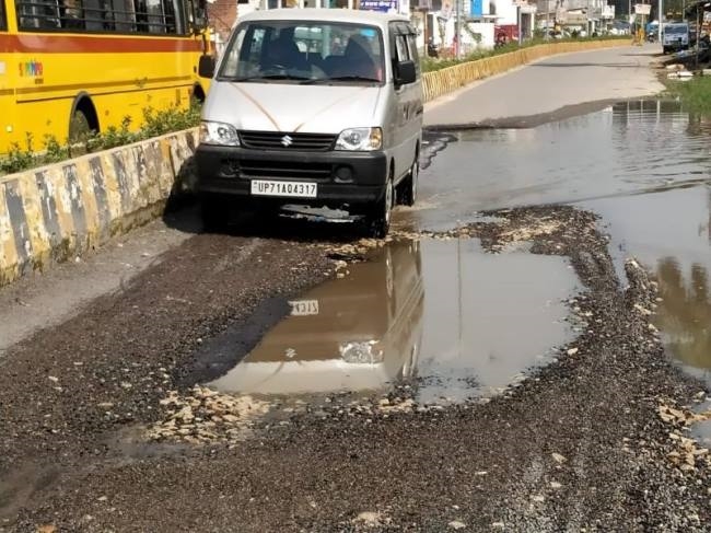 जल निकासी न होने से तीन करोड़ से बनी सड़क उखड़ी
