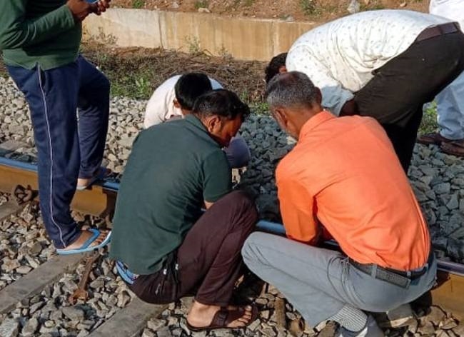 मजदूर ने दौड़कर टूटी रेल पटरी की दी जानकारी, हादसा टला