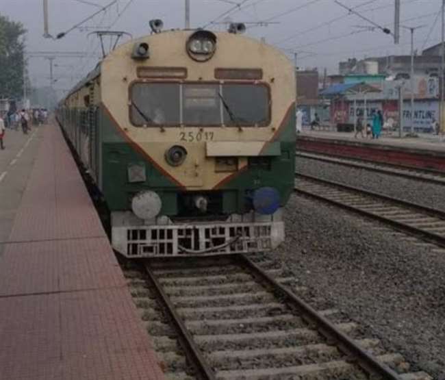 IRCTC: बांसजोड़ा स्टेशन के पास लगे बॉक्स से रिले गायब धनबाद चंद्रपुरा रेल मार्ग पर थमी ट्रेनें