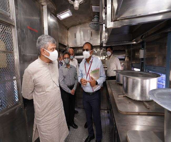 रेलवे ने यात्रियों की सुविधा के लिए उठाया कदम, अब मिलेगी आधुनिक पेंट्री कार की सुविधा