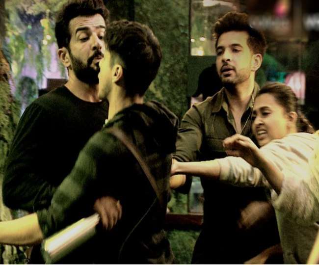 Bigg Boss 15: करण कुंद्रा ने प्रतीक सहजपाल को उठाकर पटका, सोशल मीडिया पर भड़के फैंस