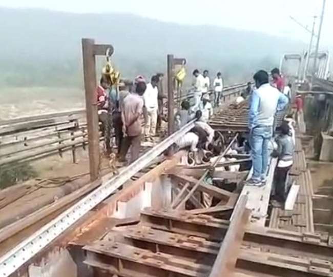रेलवे पुल पर बने ट्रैक में गड़बड़ी के कारण उछला मालगाड़ी का पहिया, दामोदर में गिरने से बची Dhanbad News