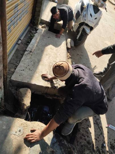 सुंदरबनी में बिना मास्क व ग्लब्स के काम कर रहे सफाई कर्मी
