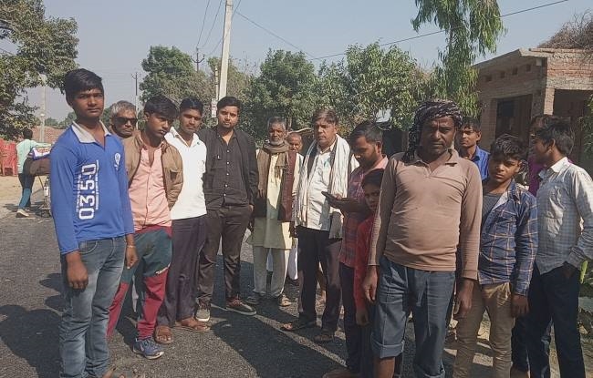 अमानक सड़क निर्माण का ग्रामीणों ने किया विरोध, जांच की मांग