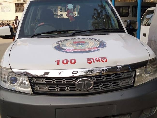 वाहनों पर अंकित हुआ डायल-100